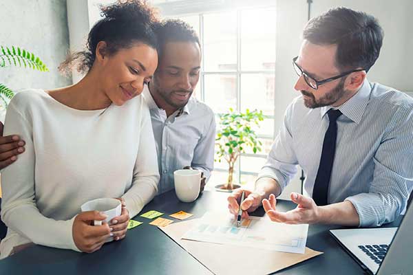 Couple constituant son dossier de prêt pour un investissement locatif